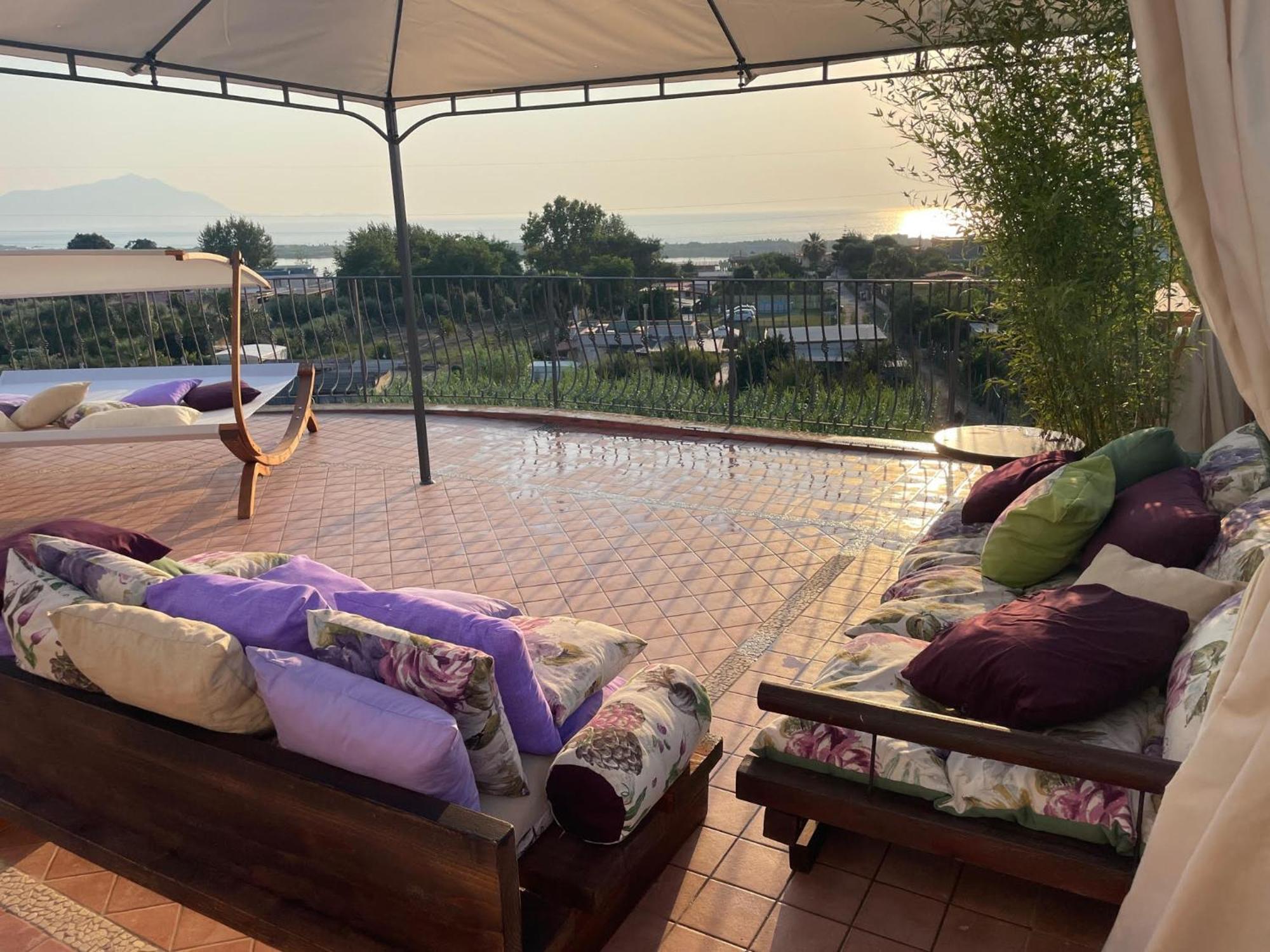 Domus Parva - Villa Con Bio-Piscina, Spa Privata E Appartamenti Panoramici Баколи Екстериор снимка